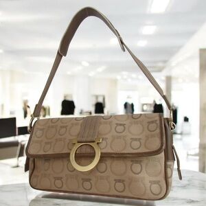 Salvatore Ferragamo Gancini Shoulder Bag 😍❤️